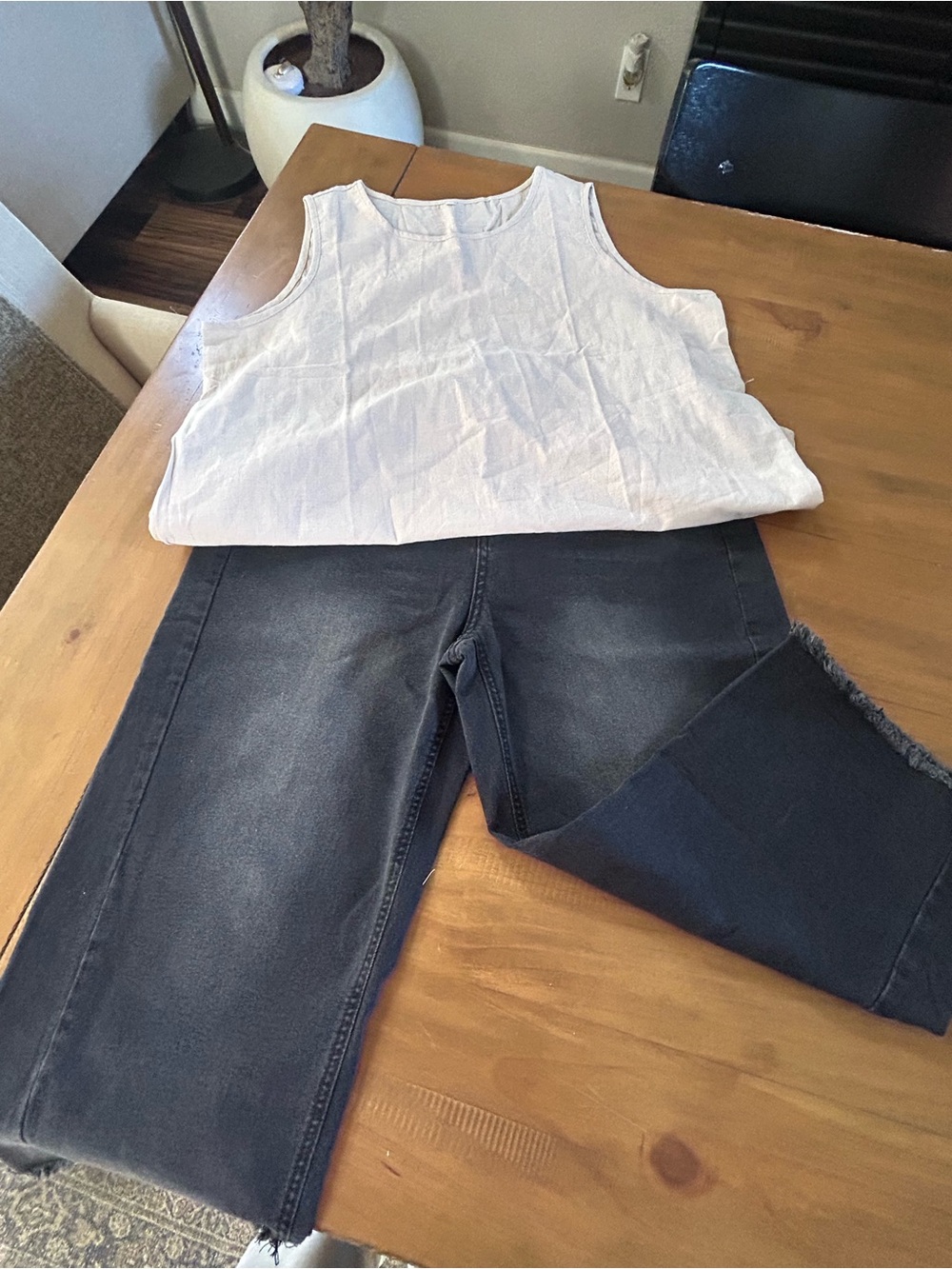 NWOT Linen Blend Top with Frayed Washed Black Frayed Hem Capri Jeans